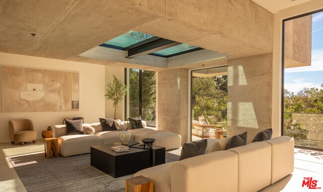 Building Photo - 12752 Mulholland Dr
