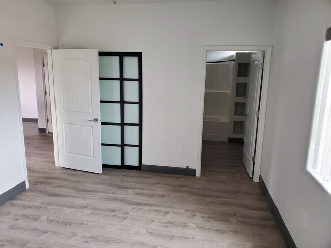 Building Photo - 521 E Mission Ln