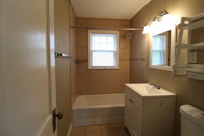 Building Photo - 3 Bedroom 1.5 Bath Home In The Waldo Area