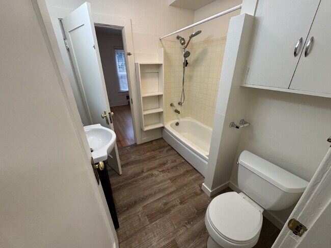 Building Photo - 3 Bedroom Home in SW Portland