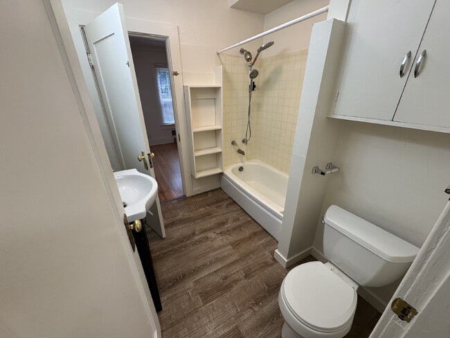 Building Photo - 3 Bedroom Home in SW Portland *Rent Special Read below*