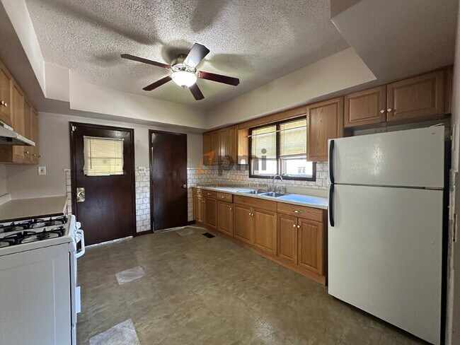 Building Photo - 1530 121st St