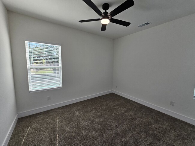 Building Photo - Ready for immediate move in!