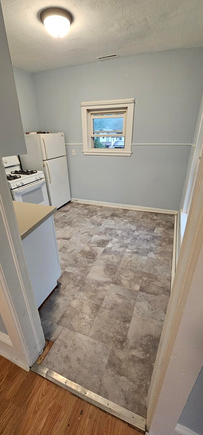 Building Photo - 38 River St