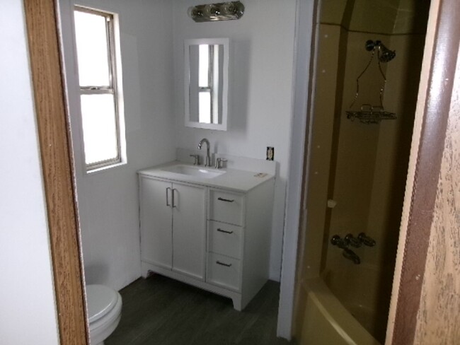 Building Photo - Large 1700 SF 3 bed 2 bath home