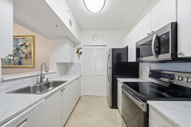 Building Photo - 3020 NE 32nd Ave