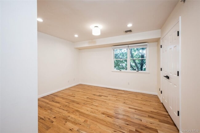 Building Photo - 138 Woodside Ave