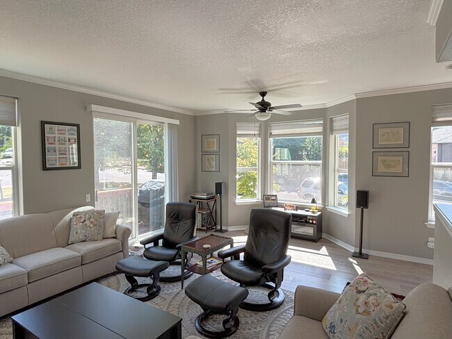 Building Photo - 13065 SW Seca Ct