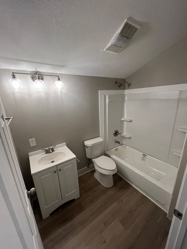 Building Photo - Newly Remodeled 1 bedroom home!!