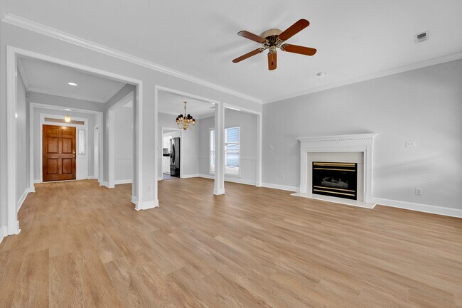 Building Photo - 310 Willow Crest Ln