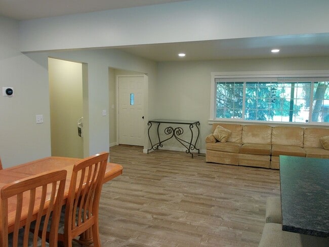 Building Photo - 996 Thrushwood Dr