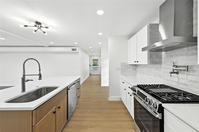 Building Photo - 815 Buckingham Pl