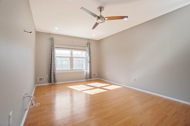 Building Photo - 1118 Wellington Pl