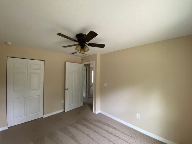 Building Photo - Desirable SW Ocala Neighborhood- 3/2/2 **W...