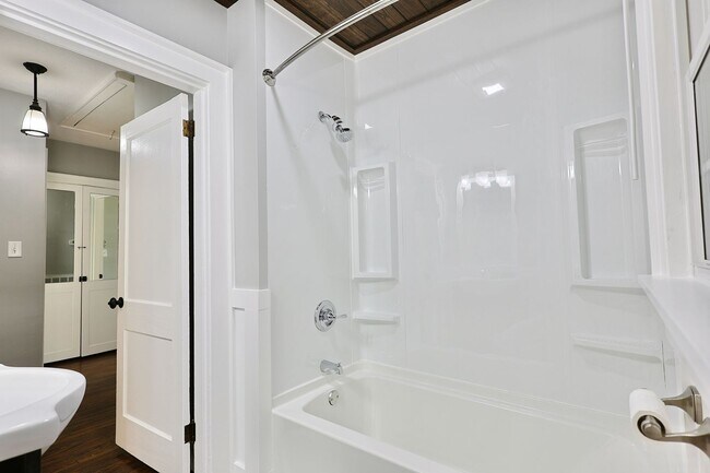 Building Photo - South Knoxville Cottage!!!