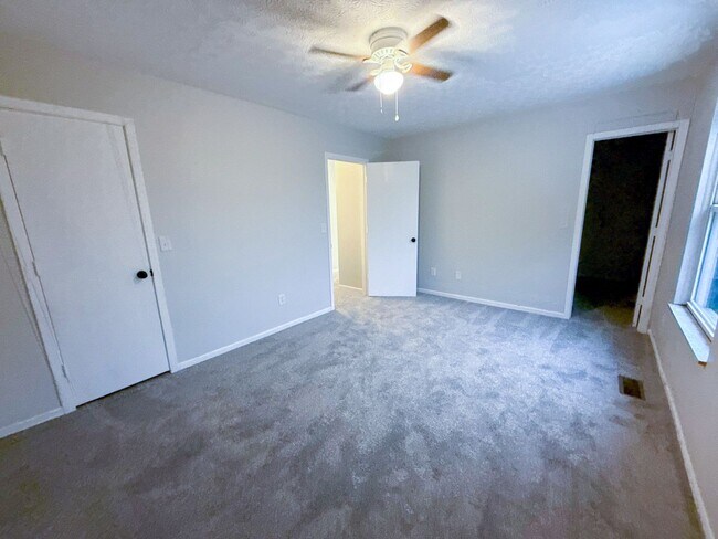 Building Photo - Spacious 3-Bed and 1.5 Home w/ Sunroom - B...
