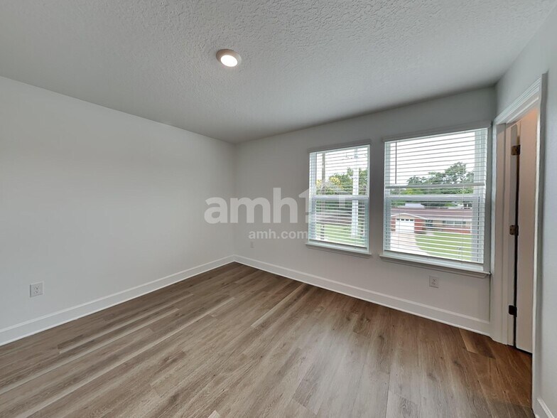Building Photo - 2907 19th Ave W