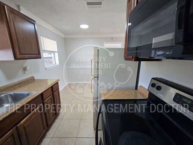 Building Photo - Spacious 4BR Tampa Home | Huge Fenced Backyard & Fresh Updates Throughout