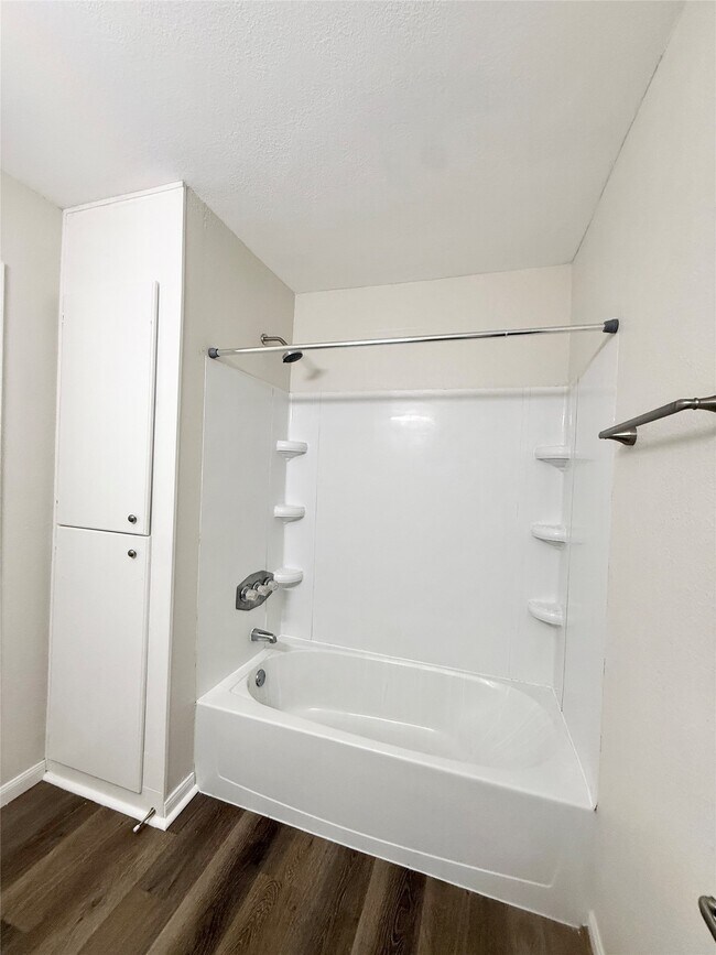 Building Photo - 500 Willow Dr