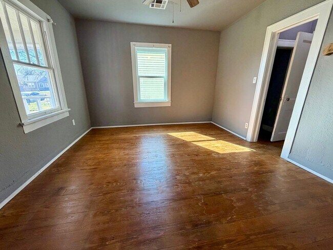 Building Photo - 3 Bedroom and 1 Bathroom Home in Shawnee for rent