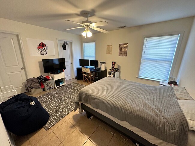 Building Photo - Five Bedroom Near Downtown Available for P...