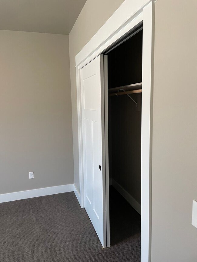 Building Photo - 2689 Blackbird Dr