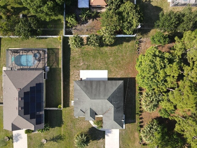 Building Photo - 1341 SW Oriole Ln