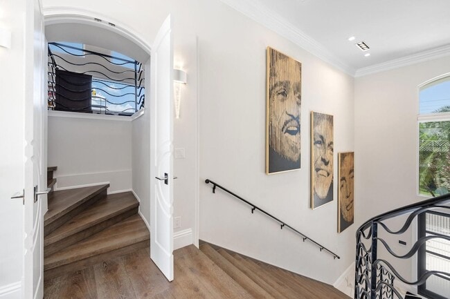 Building Photo - 2307 N Riverside Dr