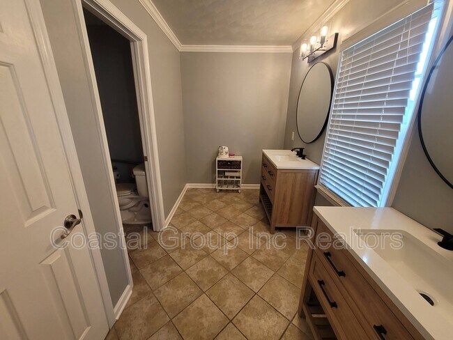 Building Photo - 1012 Meadowview Pl