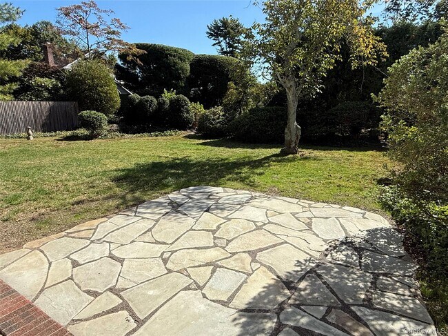 Building Photo - 35 La Rue Dr