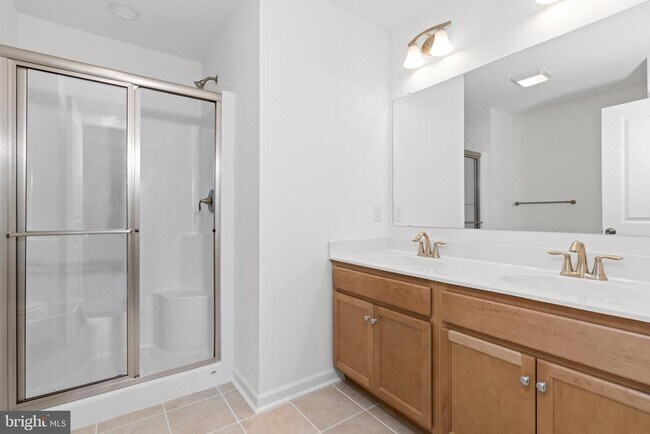 Building Photo - 866 Mapleton Ave