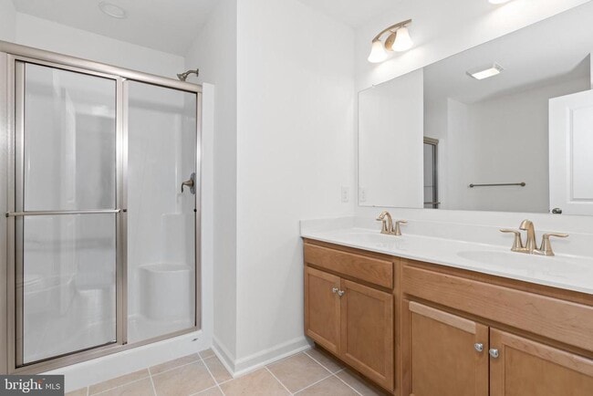 Building Photo - 870 Mapleton Ave