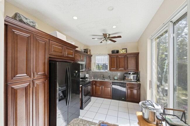 Building Photo - 1239 Sussex St