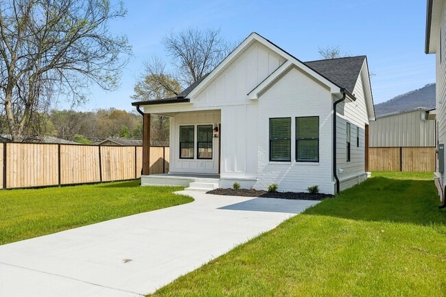 Building Photo - 106 N Moss Ave