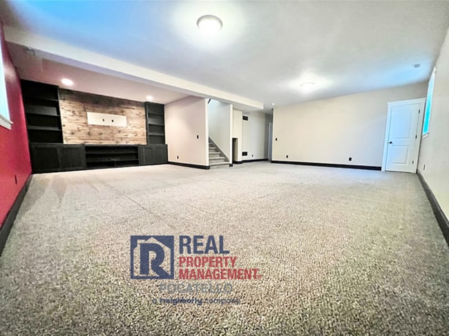 Building Photo - Beautiful - Elegant - 5 Bedrooms - 3 Car -...