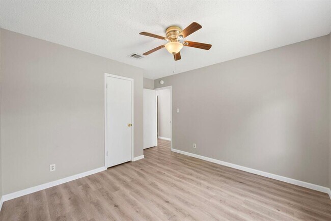 Building Photo - 2404 Broken Oak Dr