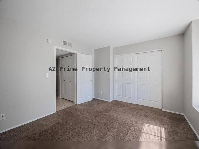 Building Photo - 1055 W 5th St