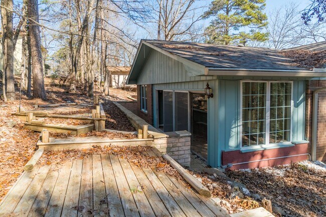 Building Photo - Conveniently located close to the west gate, this home offers easy access to all the amenities Ho...