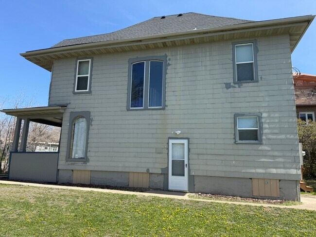 Building Photo - 818 3rd Ave N