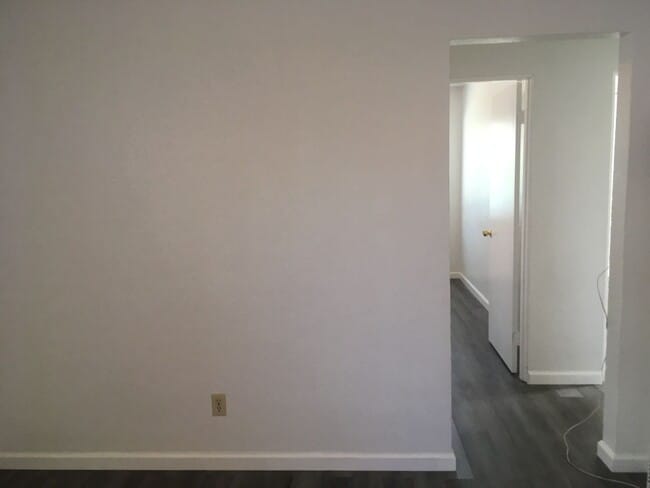 Building Photo - 2 Bedroom, 1 Bathroom Roseville Cottage for Lease.