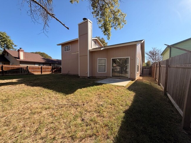 Building Photo - OPEN 3 BR W/ MASTER DOWN*STAINLESS STEEL A...