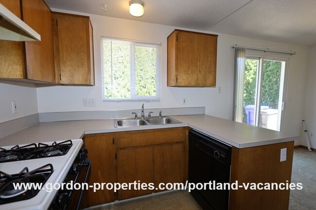 Building Photo - SE Schiller St - ranch style 3 bedroom home