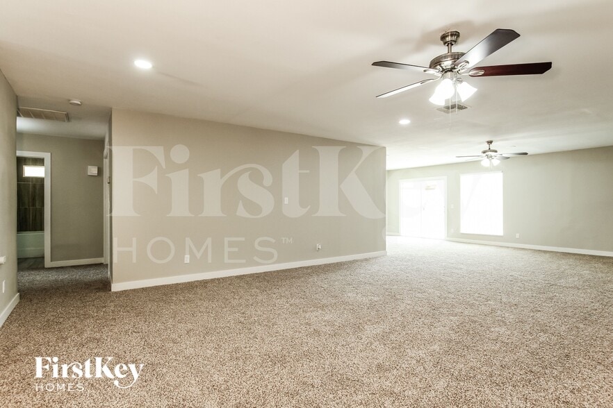 Building Photo - 8038 W Windrose Dr