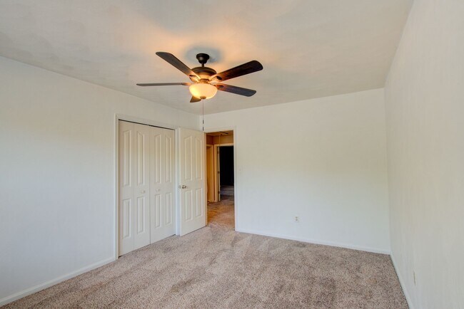 Building Photo - 4 Bedroom, 3 Bath, End Unit Townhome in Ce...