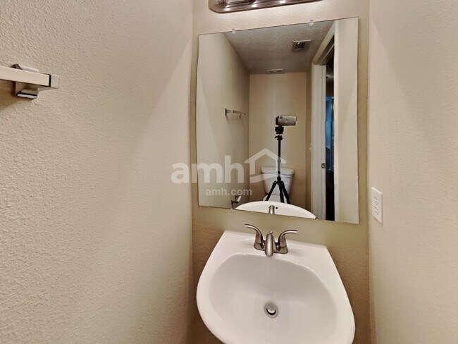 Building Photo - 17051 Lixberry Way