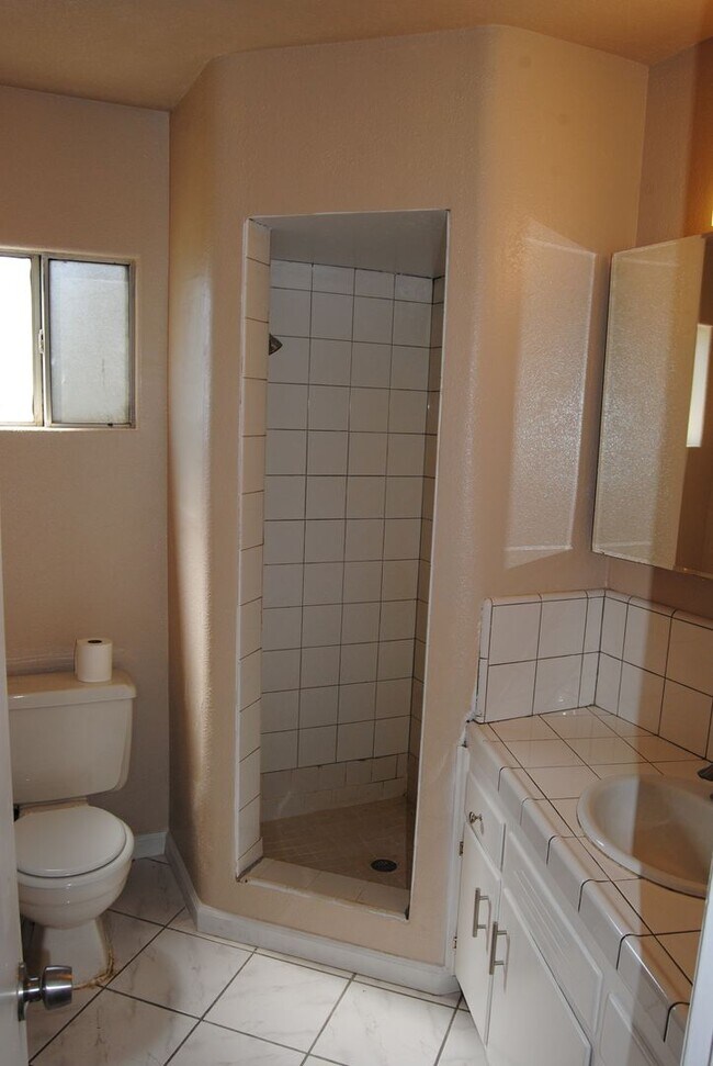 Building Photo - 8817 Butternut Ave