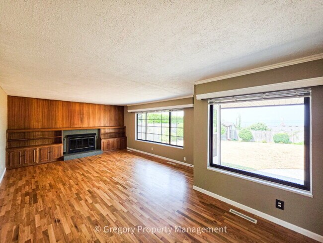 Building Photo - 1715 Holbrook Ave