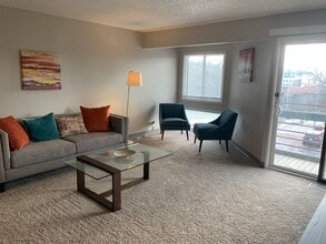Building Photo - Spacious 1 Bedroom