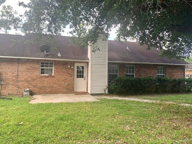 Building Photo - 3 Bd / 2 Bath Home in Pinehurst Subd.