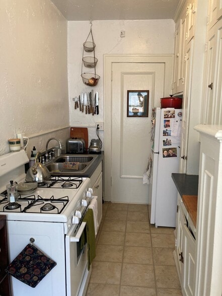 Kitchen - 2212 Girard Ave S